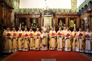 neoprezbiterzy z arcybiskupem